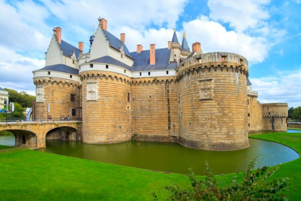 Ophorus Tours - Unforgettable French Journey: Bordeaux to Nantes Private Transfer 