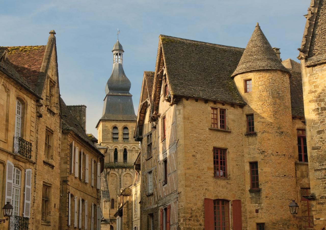 Ophorus Tours - From Toulouse to Sarlat la Canéda Private Transfer