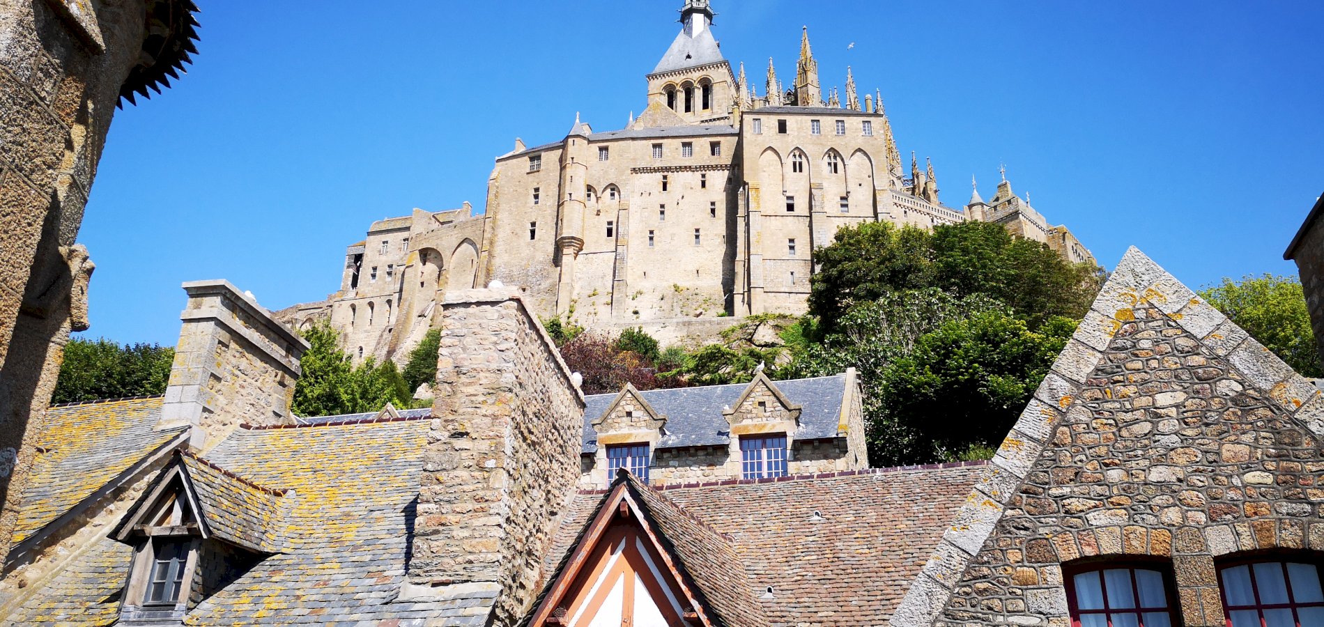 Ophorus Tours - Bayeux to Mont Saint-Michel Shuttle with Abbey Tickets Included