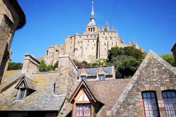 Ophorus Tours - Bayeux to Mont Saint-Michel Shuttle with Abbey Tickets Included