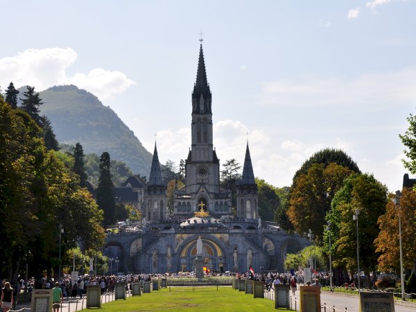 A Private Day Trip from Bordeaux to Lourdes Sanctuary